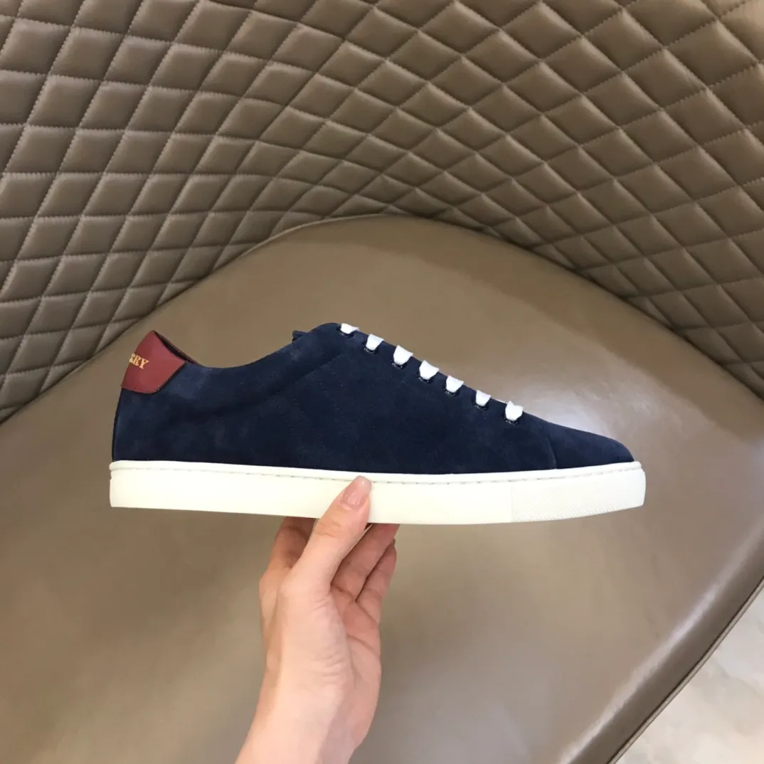 ¥380 B’s men’s classic low-top sneakers are reinterpreted in Vintage plaid cotton and cowhide materials, decorated with a new brand logo. First-layer cowhide lining, heel decorated with Burberry lettering embossed logo, original outsole 38-45